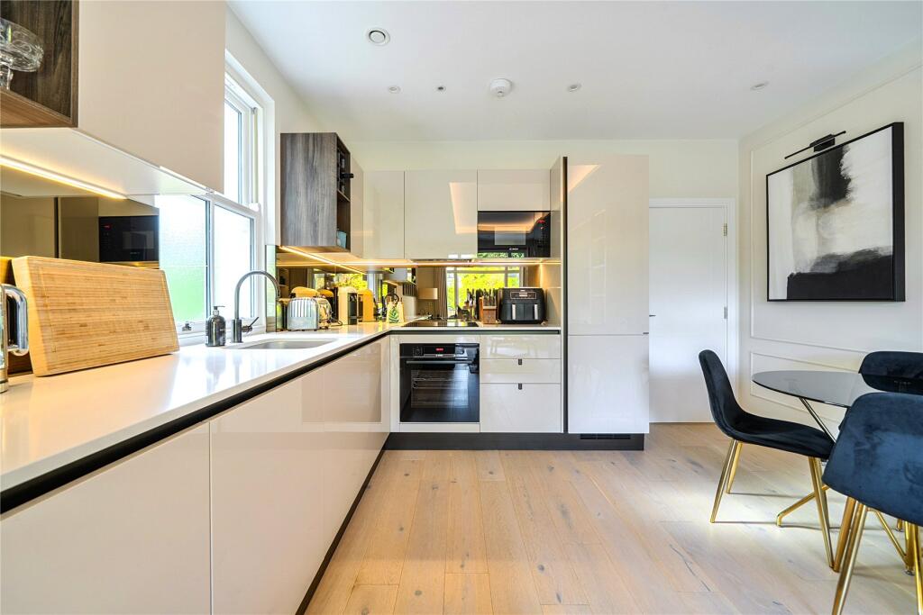 Apartment in Kingston upon Thames - More