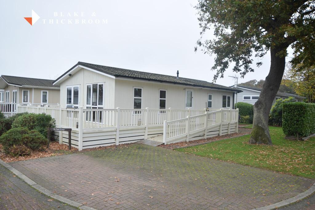 2-bed caravan on Elm Farm Country Park, Frinton Road, Thorpe-le-Soken, Essex, CO16 0JE, £140,000
