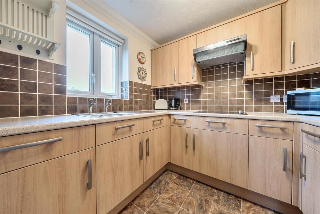 Apartment in Sutton - More