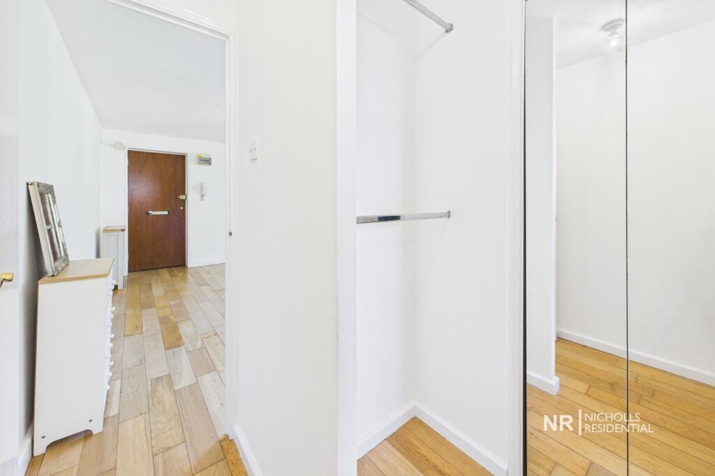 Apartment in London, Chessington - More