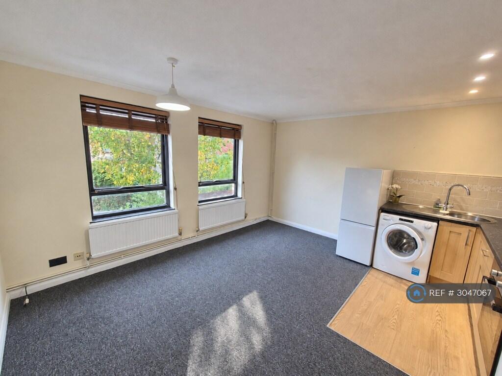 Apartment in Cambridge, Cambridgeshire - View 3
