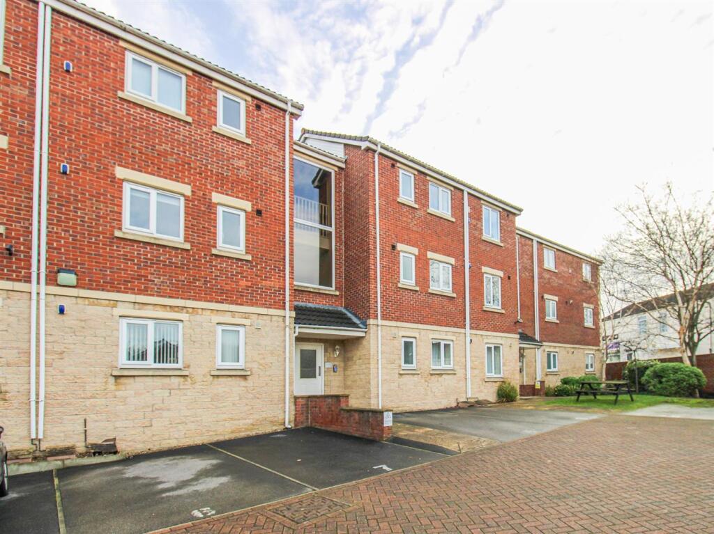 2-bed flat on Twivey Court, Castleford, £95,000
