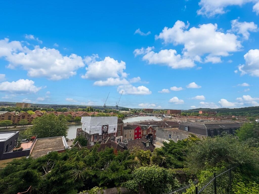 6 bedroom semi-detached house for rent