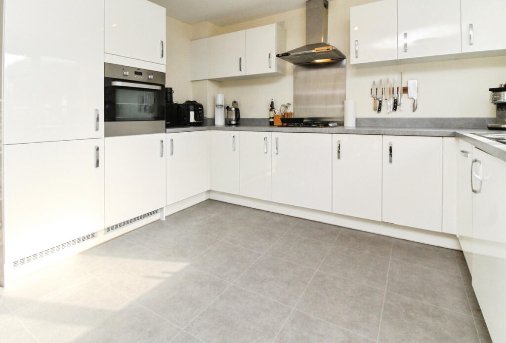 Pinewood Avenue, Warwick, CV34 photo 4