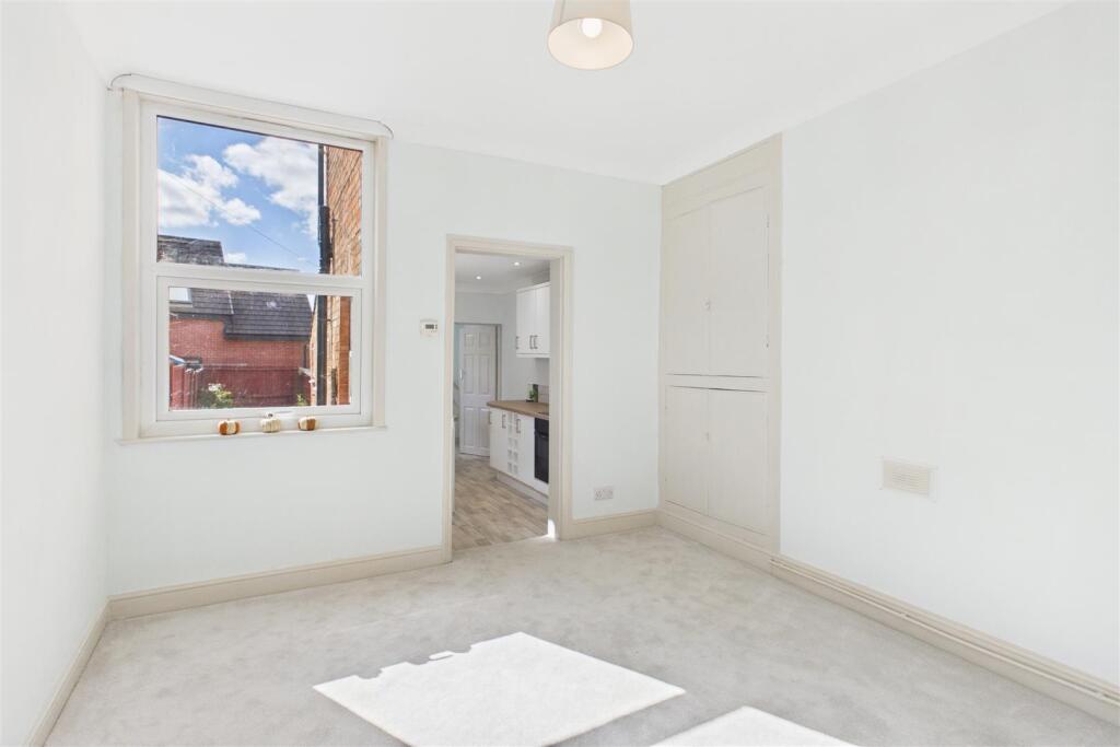 House in Newark and Sherwood, New Town, Newark - More