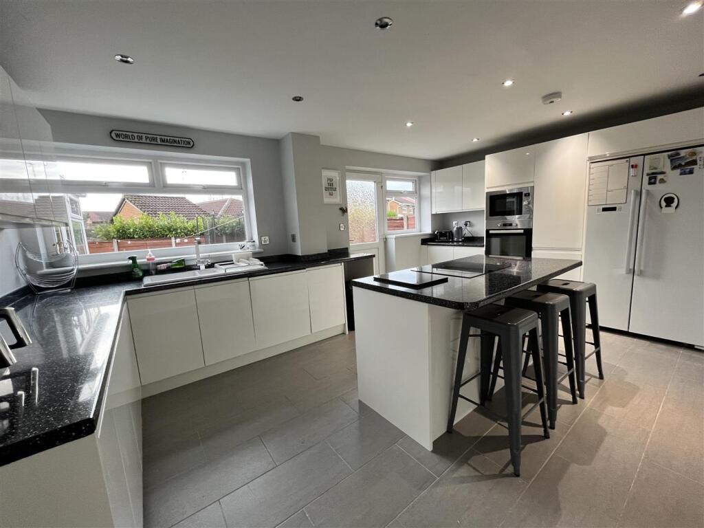 Wells Drive, Dukinfield photo 2