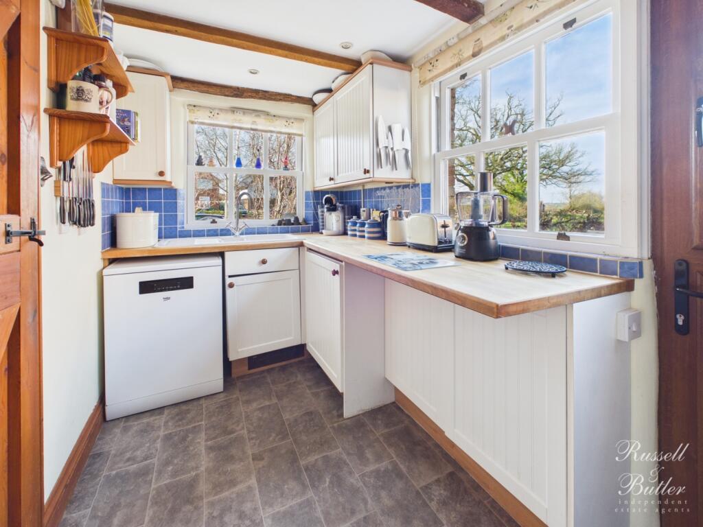 Buckingham Road, Steeple Claydon, Buckingham, MK18 2QB photo 3