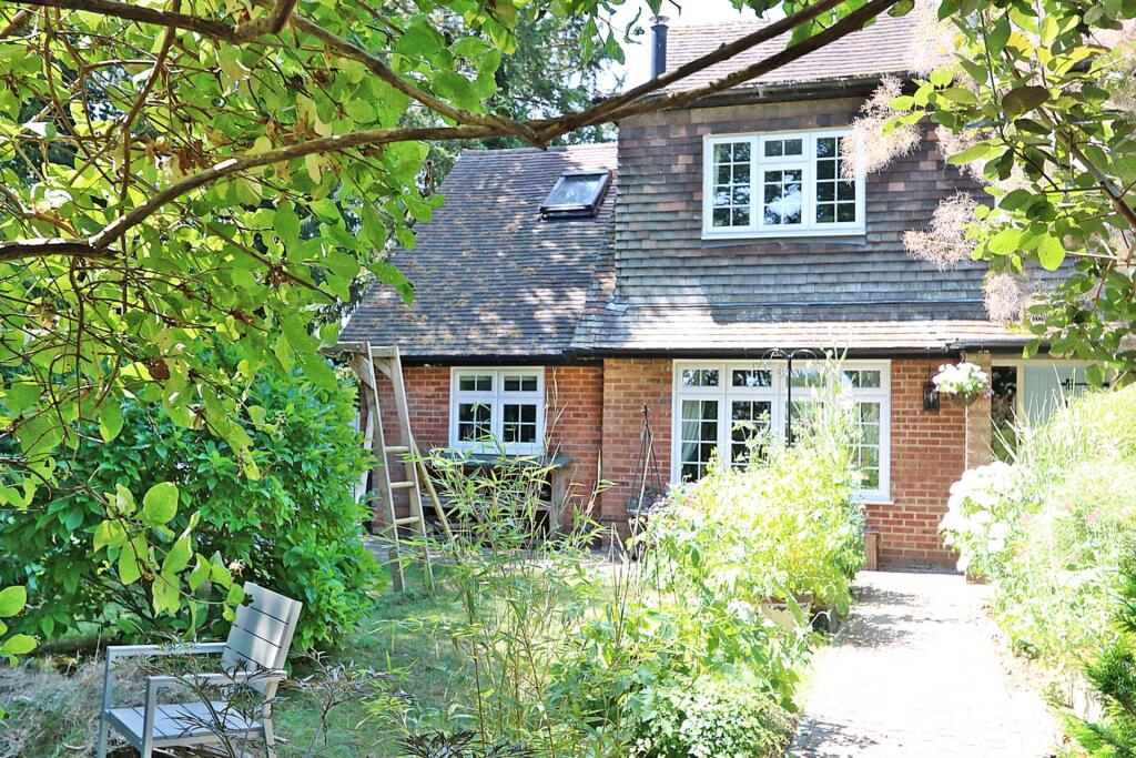 Main image of property: Whitchurch On Thames - Walk to Pangbourne shops, amenities, train station & highly regarded Whitchurch primary school