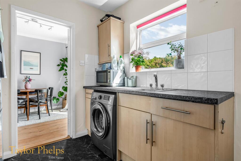 Presdales Drive, Southside Ware photo 4