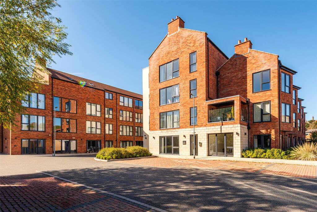 2-bed apartment on Cornwalls Meadow, Buckingham, Buckinghamshire, MK18, £325,000