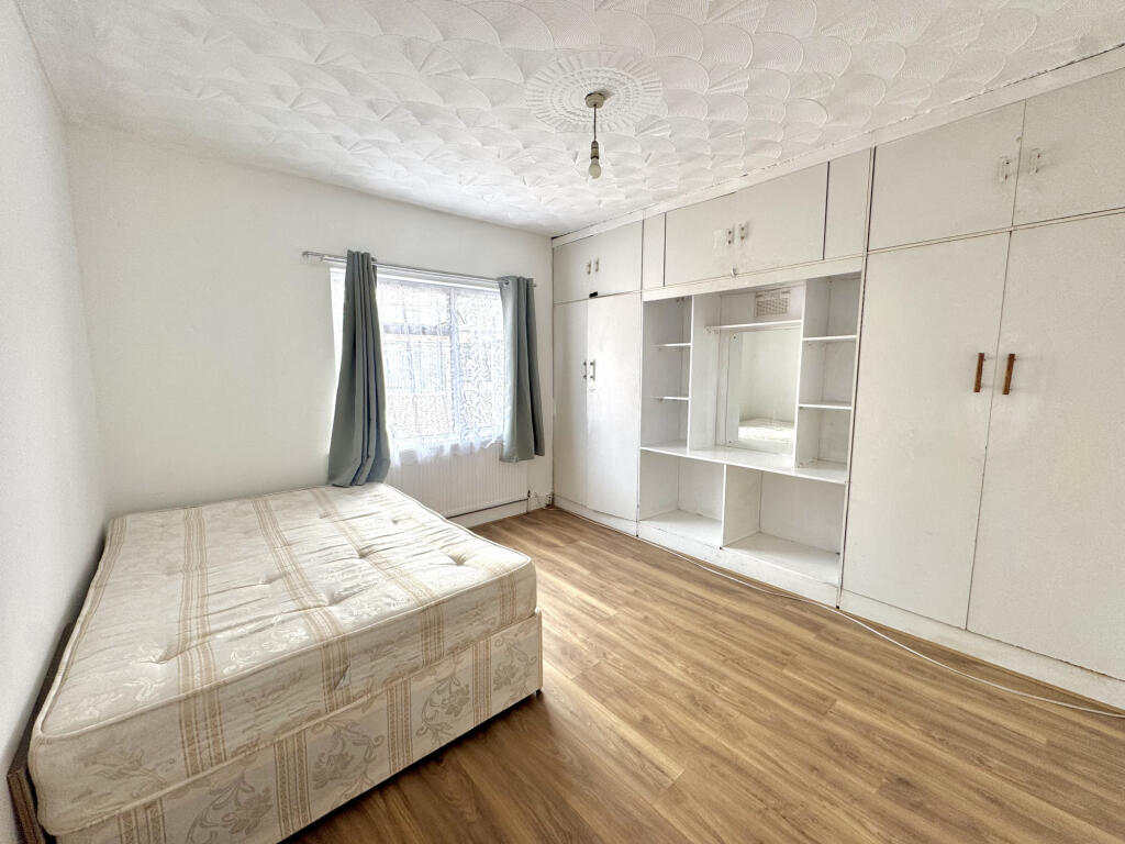 Apartment in Southall - View 3