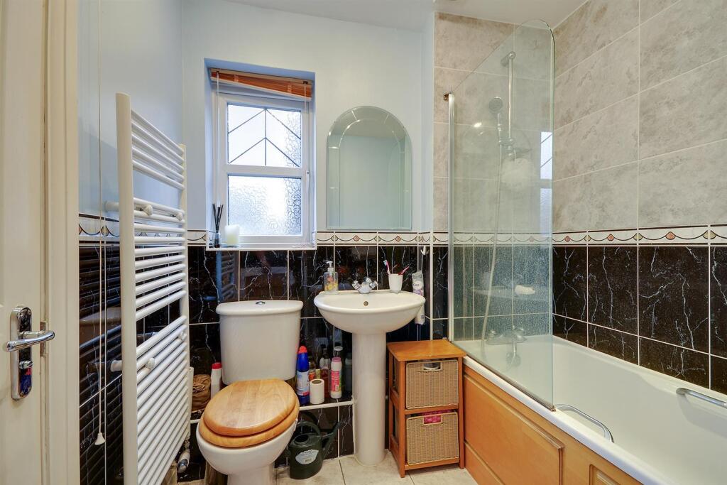 House in Croydon - View 3