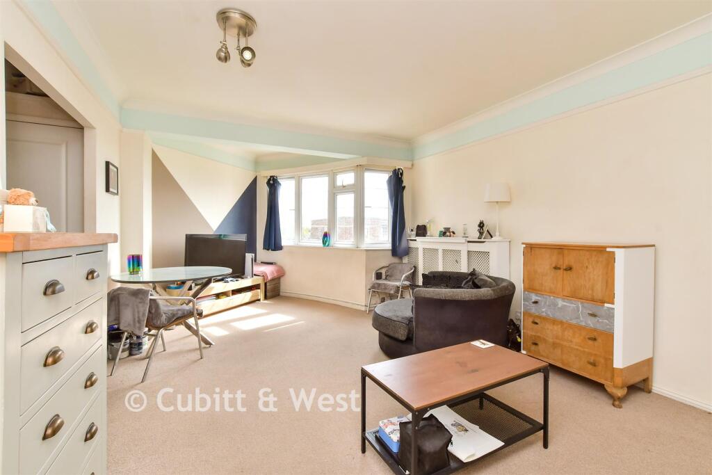 Apartment in Worthing, West Sussex - More