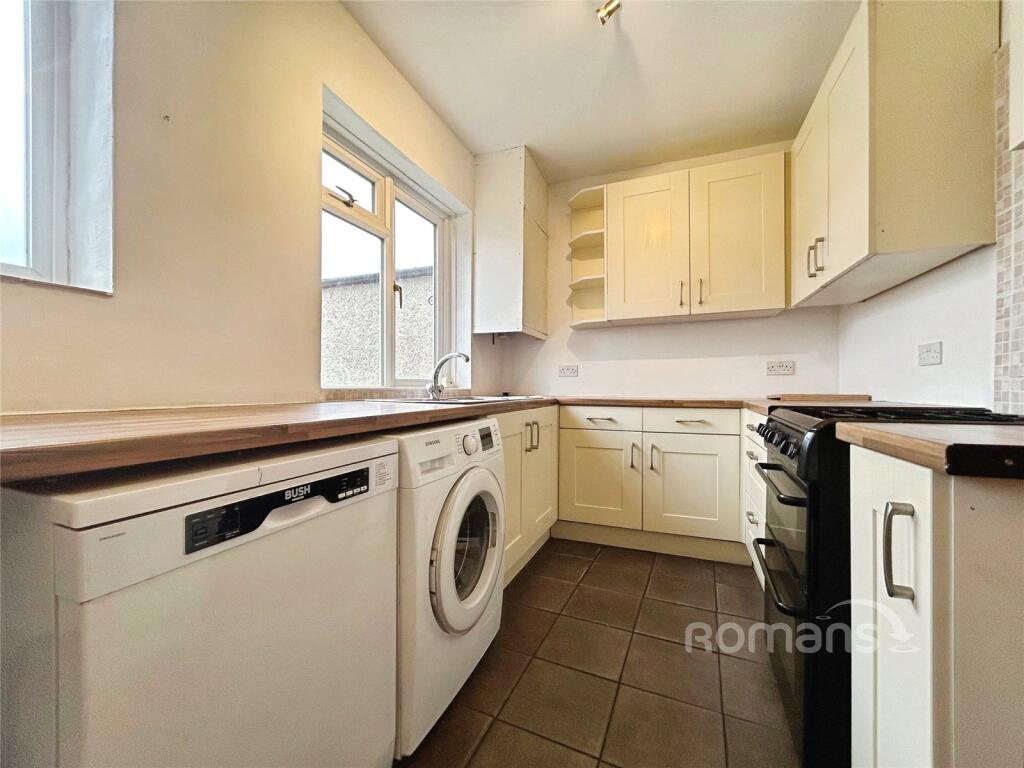 Goodden Crescent, Farnborough, Hampshire photo 2