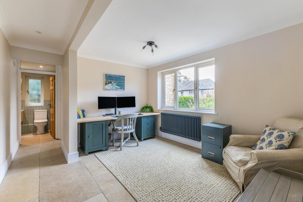 House in Cotswold, Cirencester - More