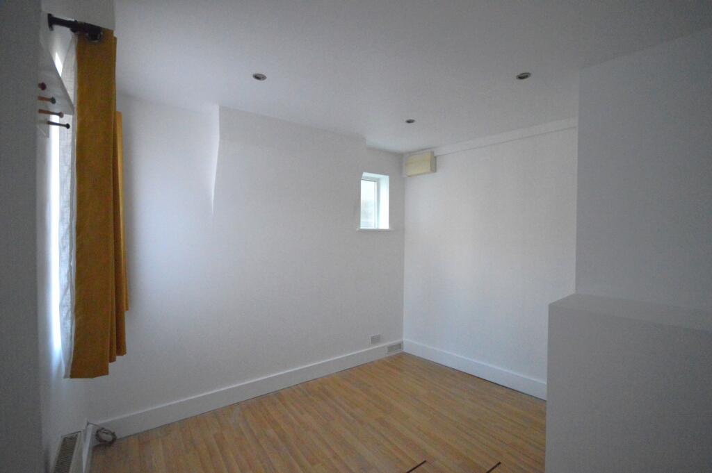 4 Longdene Road, Haslemere, Surrey, GU27 2PG photo 4