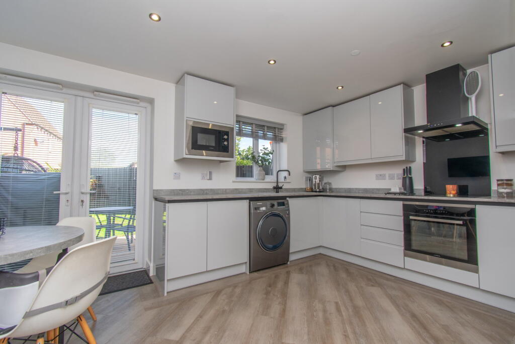 House in Whetstone - More