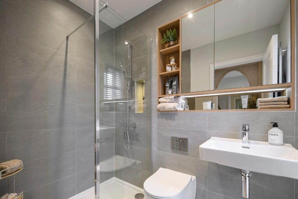 House in Fleet, Edenbrook Village - More