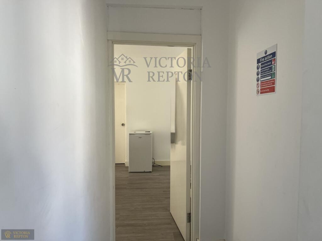 6 bedroom semi-detached house for rent