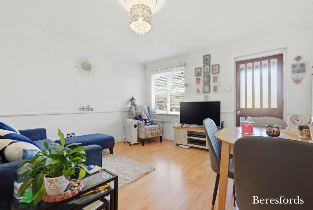 Apartment in Basildon, Billericay - View 2