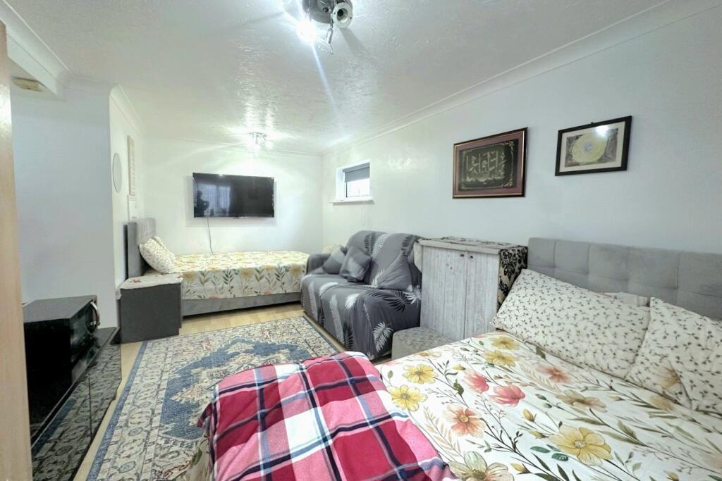 Apartment in Surrey Heath, Camberley - View 5