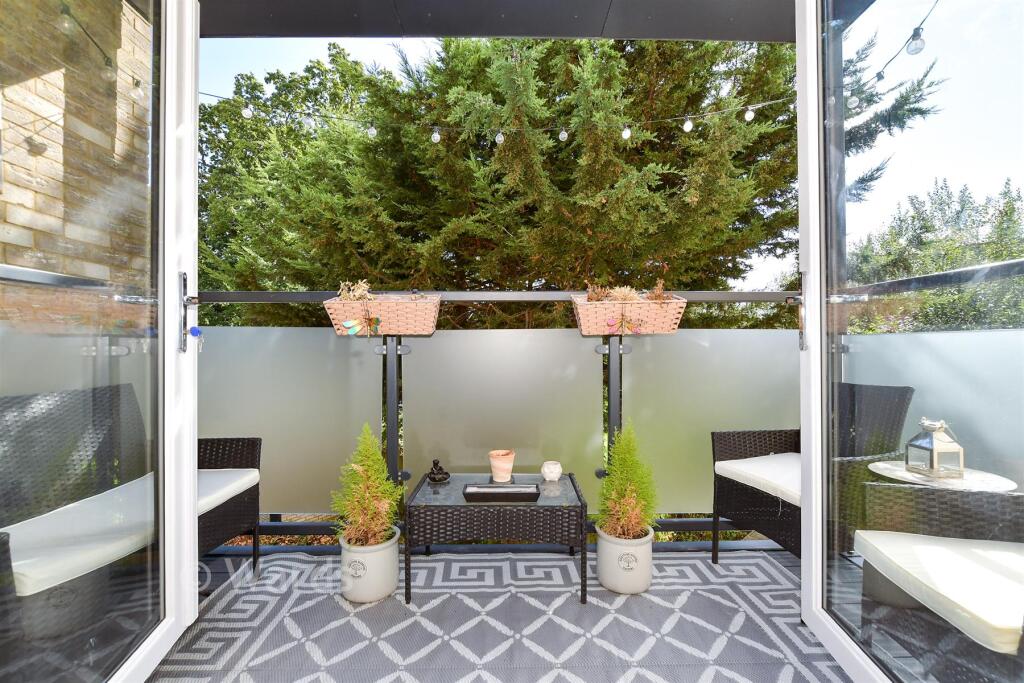 Apartment in Tunbridge Wells, Southborough - More