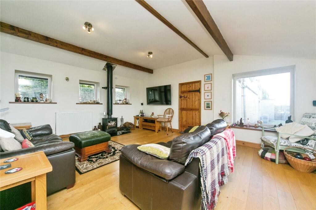 House in Llangefni, Llanddyfnan - More