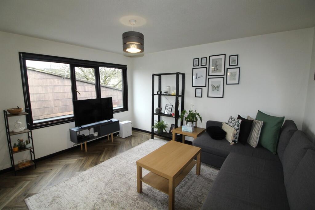 Main image of property: 3a Beechwood Centre, Woodlesford 