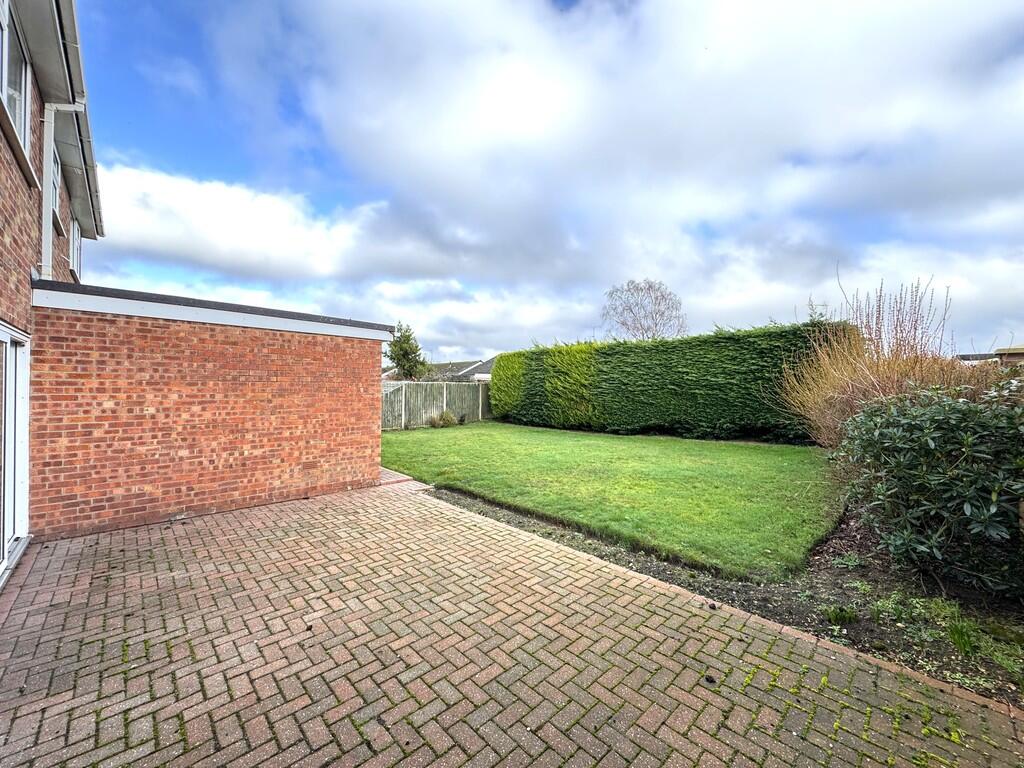 SOUTH WOOTTON - 4 Bed Link-Detached House on Sought After Cul-De-Sac photo 3