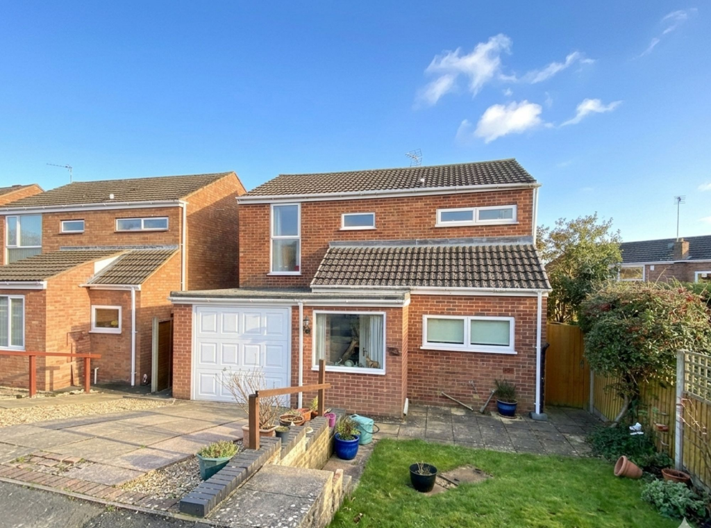 3-bed detached on Sumner Close, Hampton Magna, CV35, £325,000