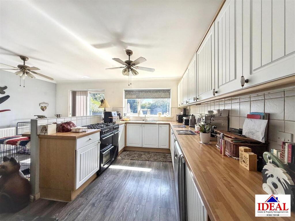 House in Doncaster, Adwick le Street - View 4