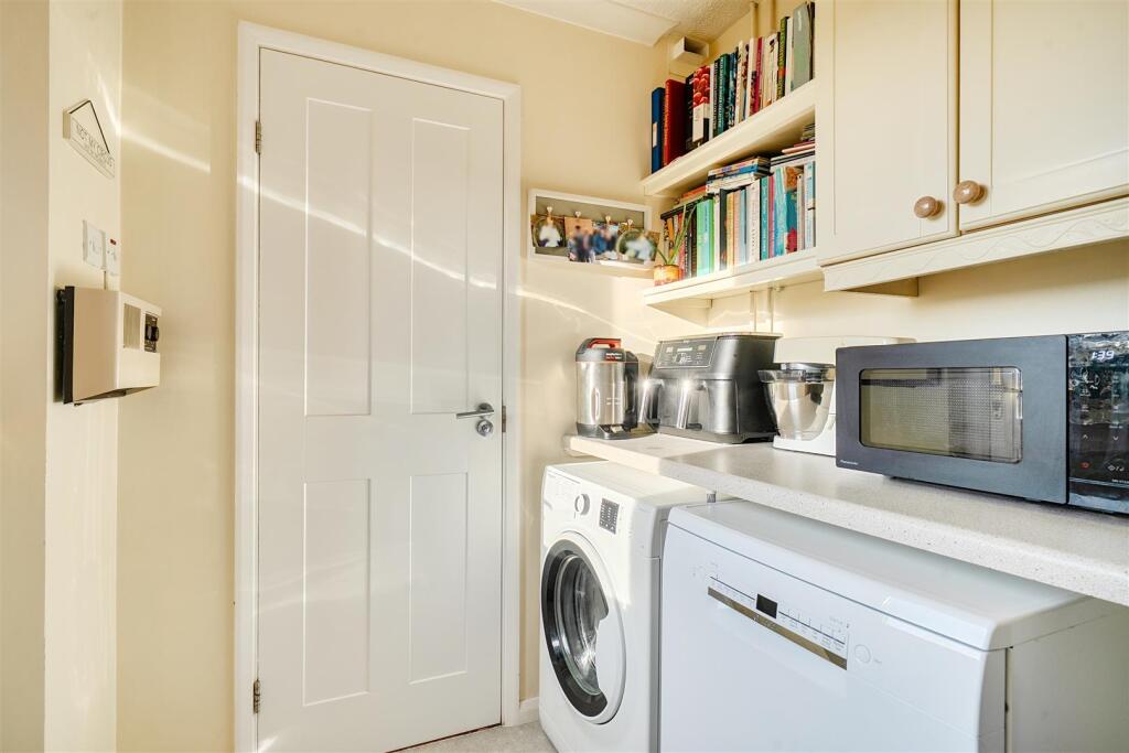Elizabeth Drive, Devizes, SN10 photo 4