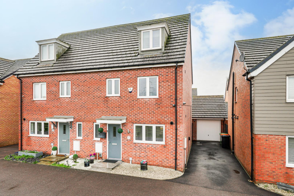 4-bed semi-detached on King Eider Gardens, Leighton Buzzard, £415,000