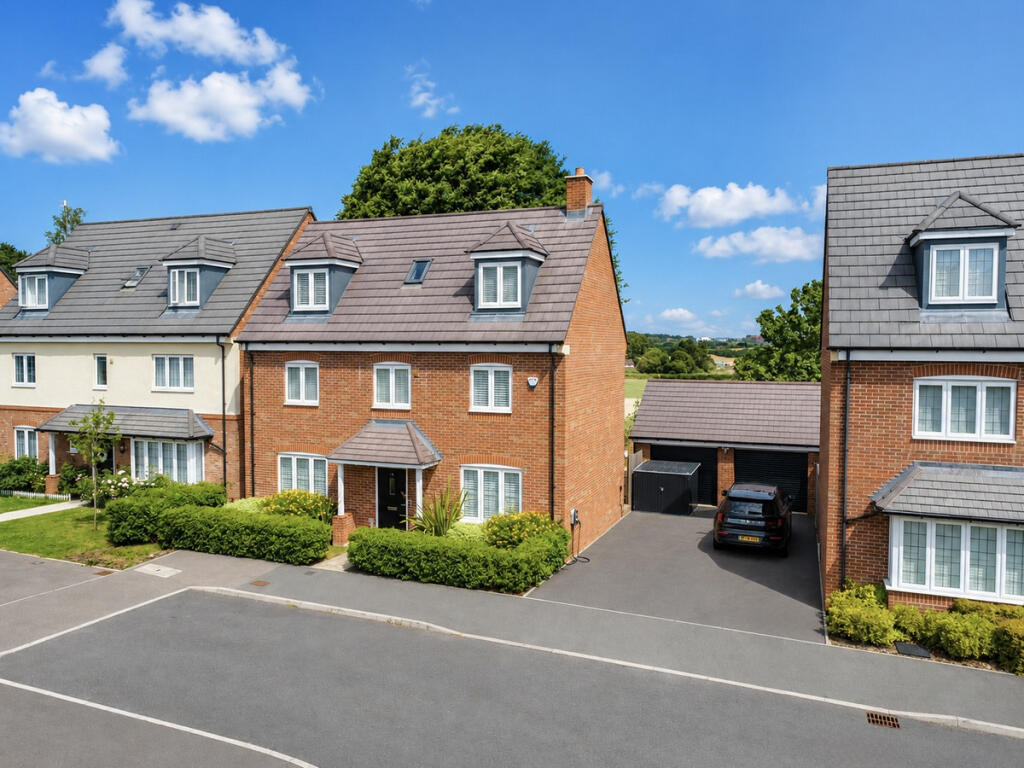 Main image of property: Kenilworth, STAR BUY, Double Garage