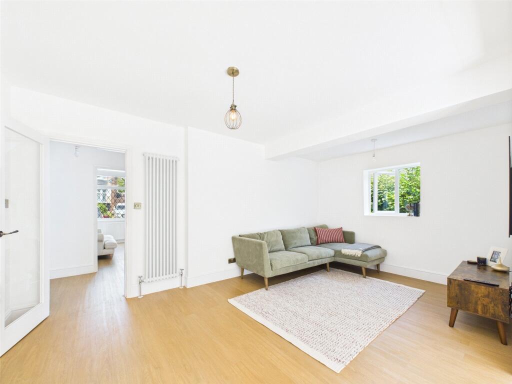 Charles Avenue, Lenton Abbey, Beeston, Nottingham, NG9 photo 3