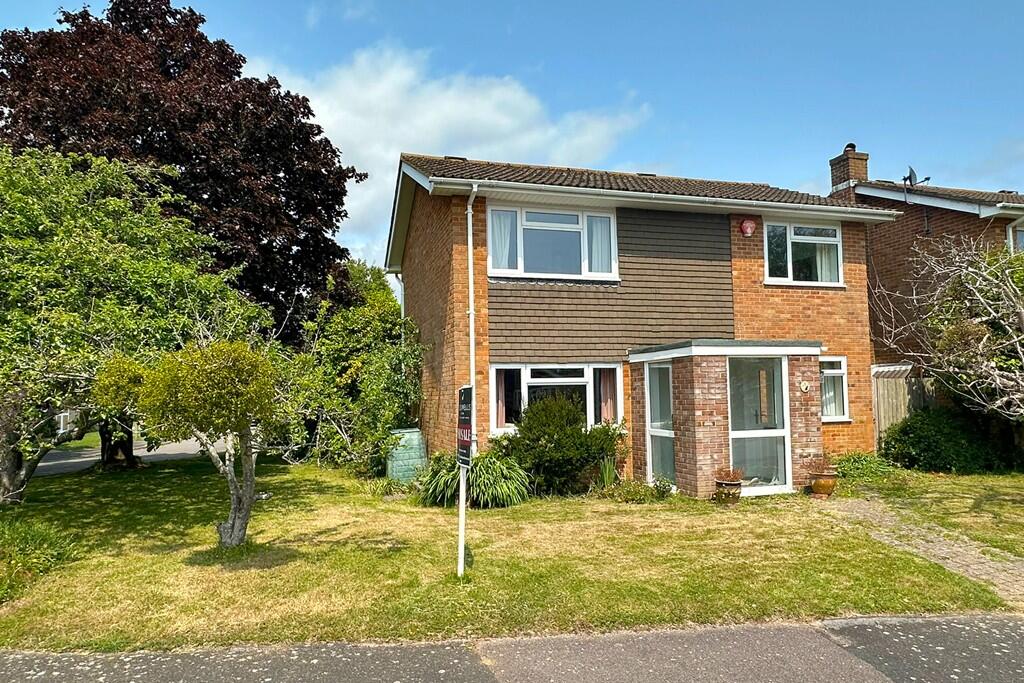 3-bed detached on Golden Crescent, Everton, Lymington, Hampshire, £399,500