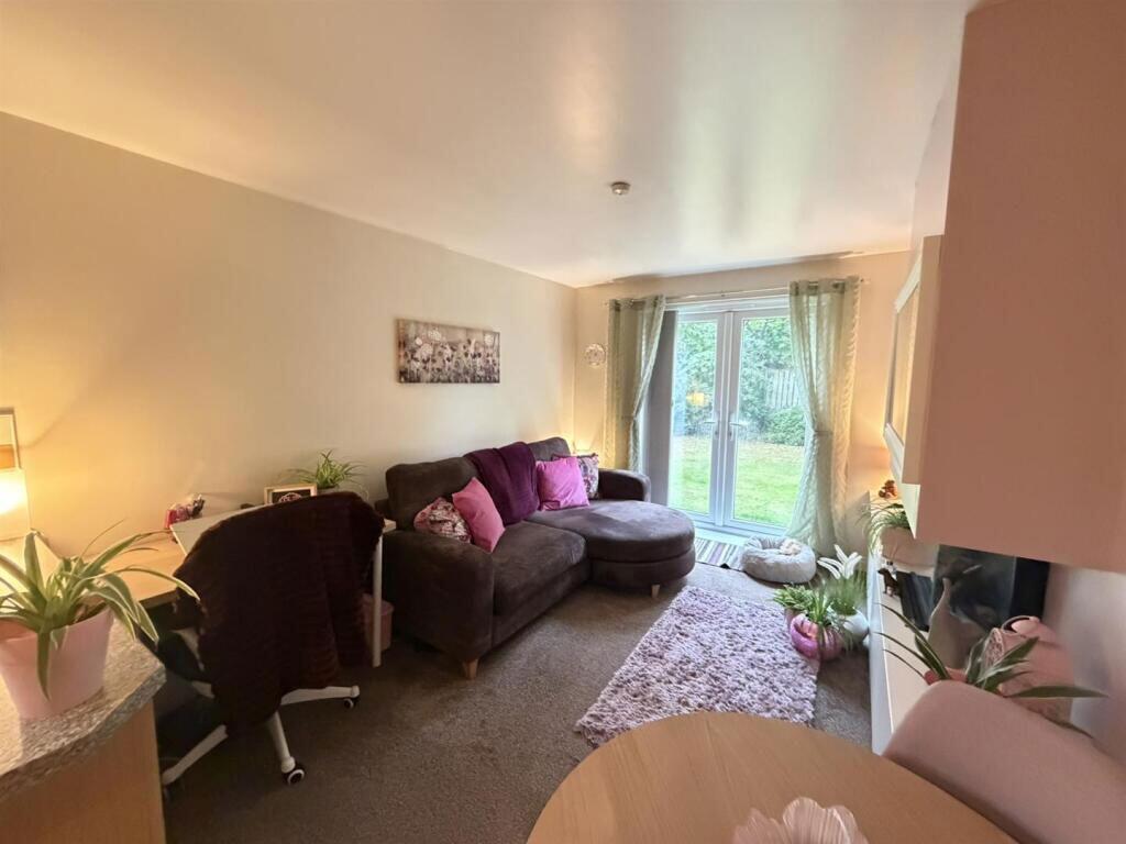 21 The Plantations, Abb Scott Lane, Bradford, West Yorkshire, BD12 0TH photo 2