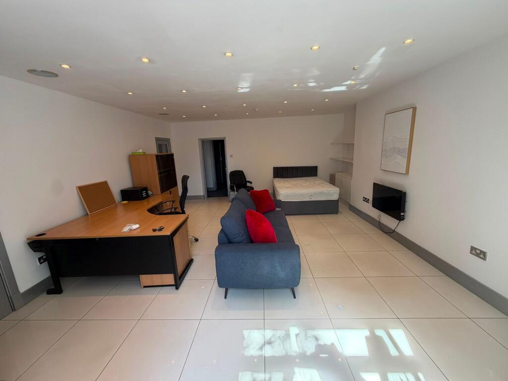 Apartment in Leeds, Little Woodhouse, Woodhouse - View 2