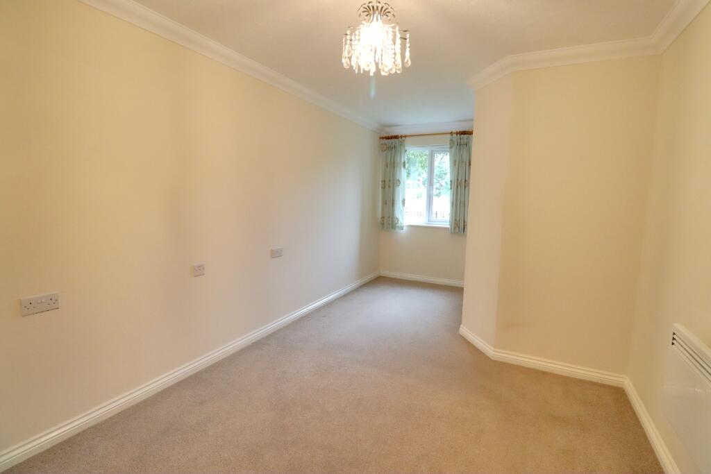 Apartment in Havant, Cowplain - View 3