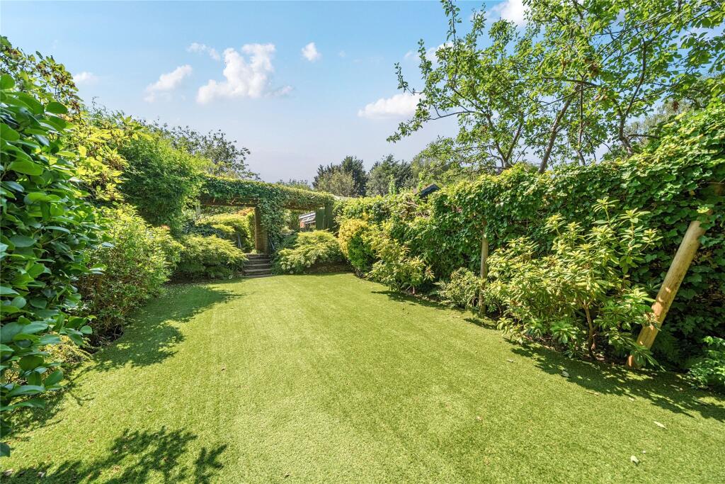 House in Orpington, Poverest, St Mary Cray - More