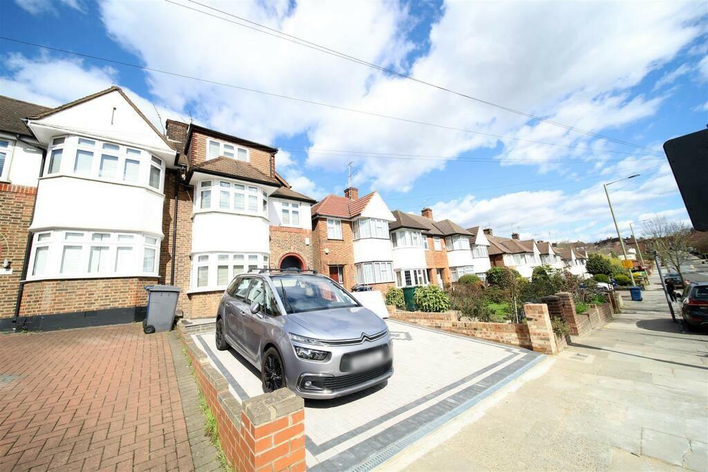 Main image of property: Osidge Lane, London, N14
