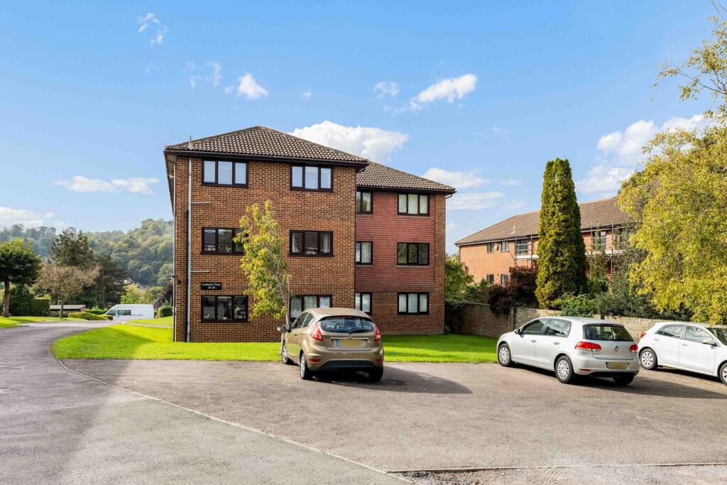 2-bed flat on London Road, River, Dover, CT16, £190,000