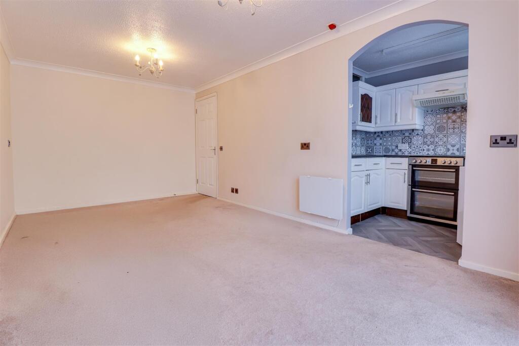 Imperial Avenue, Westcliff-On-Sea photo 3