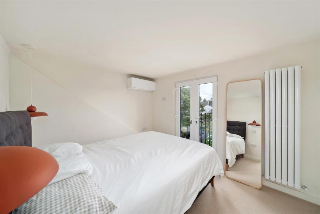 House in London, The Apostles, Raynes Park - View 2