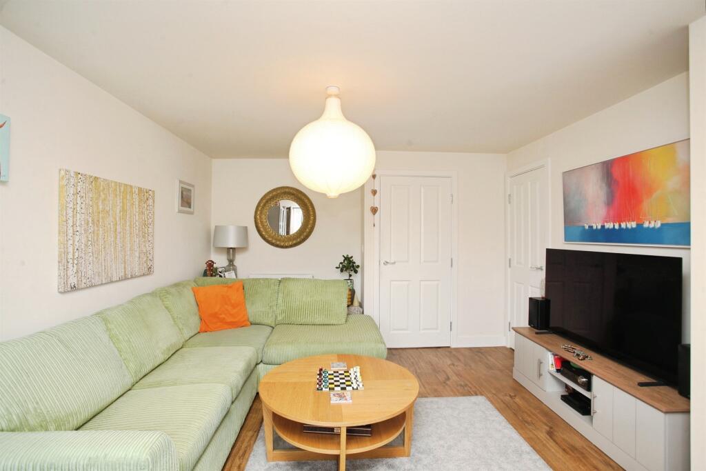 Hertz Close, Houlton, Rugby photo 4