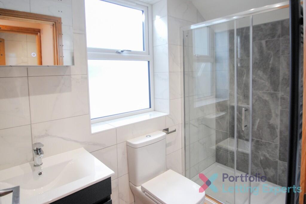 Additional image 12 of Students, Bills Included! Your Perfect Modern 6 Bedroom Home with Spacious Rooms on Northcote Road!