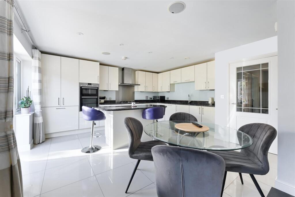 Glanville Way, Epsom, KT19 photo 4