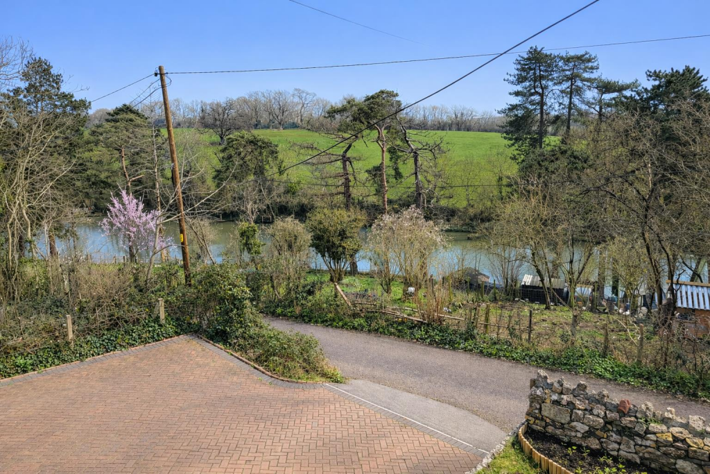 Extended 4/5 bedroom home, 90ft plus garden overlooking Ham Green lakes photo 2