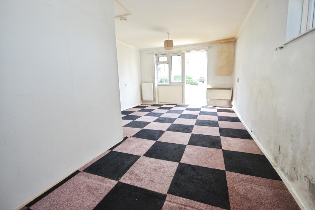 Apartment in Crawley, Southgate - View 2