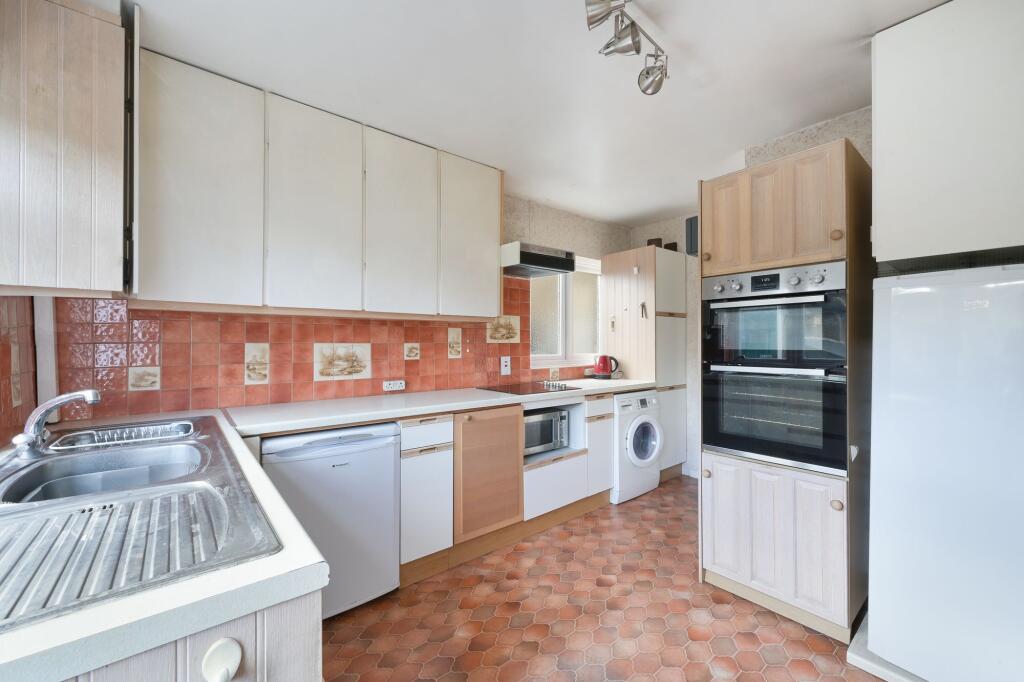 Dorking Road, Epsom, KT18 photo 4